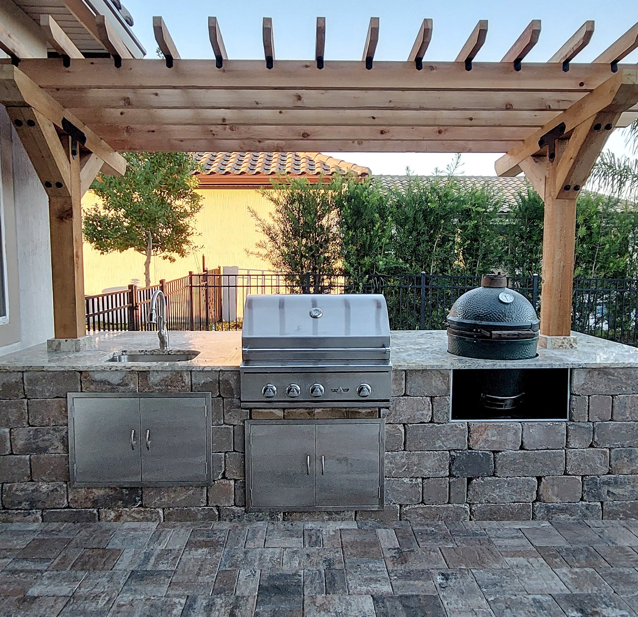 Outdoor kitchen island with pergola and Big Green Egg
